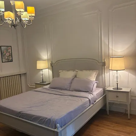 3 Bedroom Eiffel Tower Apartment *